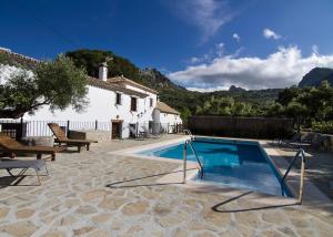 Bazén v ubytovaní Casa Rural La Bodega alebo v jeho blízkosti