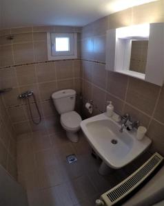 łazienka z toaletą i umywalką w obiekcie Antoni's House w mieście Timfristós