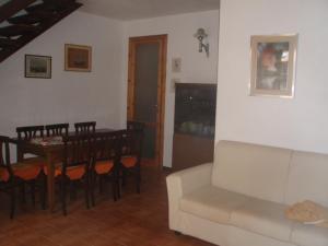 プリンチピナ・ア・マーレにあるVILLA ORATA 8bのリビングルーム(白いソファ、テーブル付)