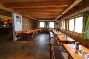 Reštaurácia alebo iné gastronomické zariadenie v ubytovaní Wieser Hütte