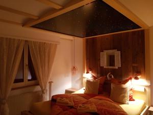Een bed of bedden in een kamer bij Silberblick Ferienwohnungen - aussergewöhnlich & familienfreundlich