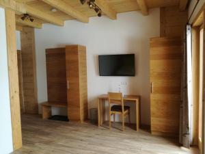 Televízia a/alebo spoločenská miestnosť v ubytovaní Wieser Hütte