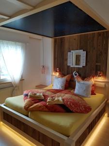 Een bed of bedden in een kamer bij Silberblick Ferienwohnungen - aussergewöhnlich & familienfreundlich