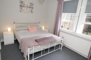 1 dormitorio con cama y ventana en Mar Apartment en Stirling