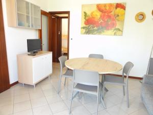jadalnia ze stołem i krzesłami w obiekcie Villa Agavi 2 w Bibione
