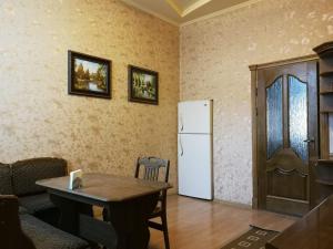 een keuken met een koelkast en een tafel in een kamer bij Затишна квартира в центрі міста in Ternopilʼ