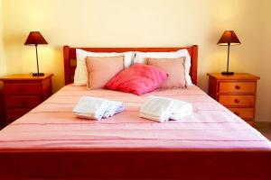 - un lit avec 2 oreillers et 2 lampes dans l'établissement Best Located Apt - Fabulous Pool !, à Cabanas de Tavira 16 autres photos