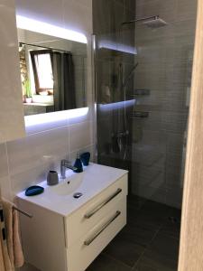 Koupelna v ubytování Studio apartman Braco + 31 fotografií