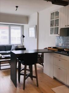 een keuken met een tafel en een woonkamer bij ZEN op Vakantie - Zen aan Zee Duinbergen in Knokke-Heist