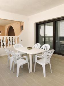 a white table and chairs in a room at Martin Stone Mil Palmeras Beach in La Horadada