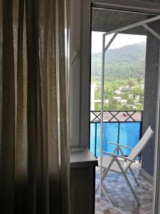 Habitación con ventana y balcón con silla. en Vacation home in Gonio, en Gonio