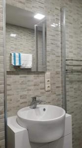 een badkamer met een witte wastafel en een spiegel bij Vacation home in Gonio in Gonio