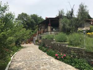 uma casa com um caminho de pedra em frente a um edifício em Gli Ulivi em Trevignano Romano