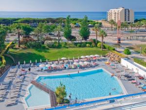 una vista aérea de una piscina en un complejo en Hotel Montemar Maritim, en Santa Susanna