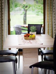 a table with a bowl of fruit on it at Pfeiffer´s Ferienwohnung in Diehsa