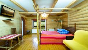 מיטה או מיטות בחדר ב-Eco Centr Zrub