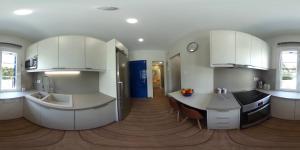 Kuchyňa alebo kuchynka v ubytovaní Deck1Syros Premium Apartments
