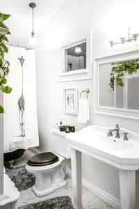 Baño blanco con aseo y lavamanos en Foxden, en Los Ángeles