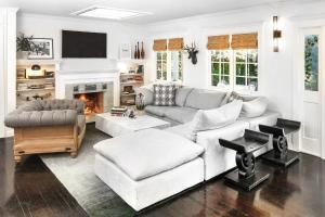 sala de estar con sofá blanco y chimenea en Foxden, en Los Ángeles