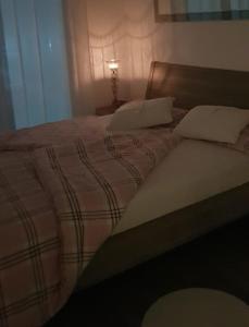 um quarto com uma cama grande e um candeeiro. em Ferienwohnung Ostseepalast em Timmendorfer Strand