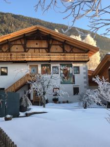 une maison avec de la neige devant elle dans l'établissement Apartment Der Riese, à Reith bei Seefeld