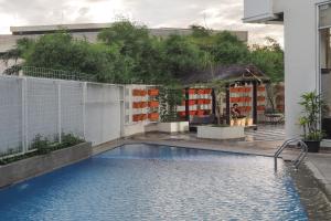 einem Pool an der Seite eines Gebäudes in der Unterkunft Horison Ciledug Jakarta in Jakarta