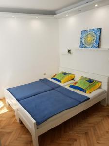 sypialnia z łóżkiem z niebieską pościelą w obiekcie Apartment Split w Splicie