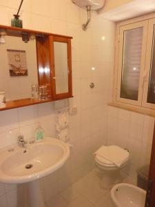ein Bad mit einem Waschbecken und einem WC in der Unterkunft Duomo Rent Room & Flat in Agrigento