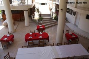 an overhead view of a restaurant with red tables and chairs at Residence Royale Hôtel in Cap-Haïtien