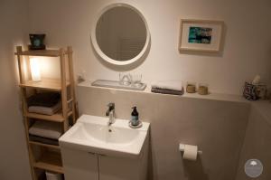 a bathroom with a sink and a mirror at Noorden Stuuv in Wittenborn