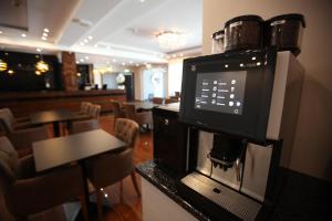 Příslušenství pro přípravu čaje a kávy v ubytování Hotel Starton am Ingolstadt Village