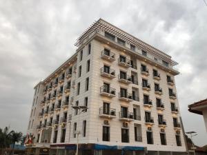 een wit gebouw met balkons aan de zijkant bij Bissau Royal Hotel in Bissau