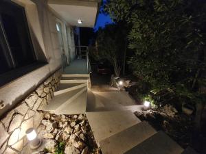 Ein Garten an der Unterkunft Novi Escape 2 Beachfront 4 Star Apartment