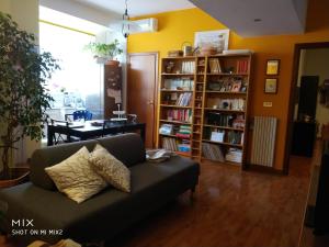 un soggiorno con divano e libreria di B&B Baggere a Napoli