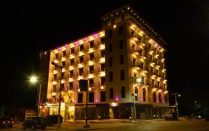 een groot gebouw met 's nachts verlichting bij Bissau Royal Hotel in Bissau