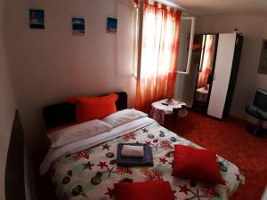 En eller flere senge i et værelse på APP Veselica