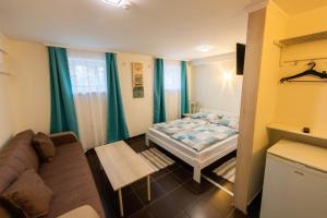 Posteľ alebo postele v izbe v ubytovaní Caesar Apartments & Rooms