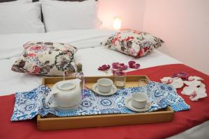 a tray with cups and saucers on a bed at DREAM APPARTMENT 2 PEREA in Perea