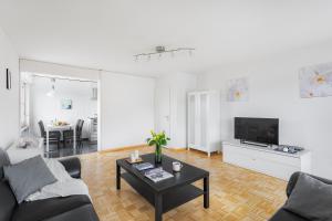 ein Wohnzimmer mit einem Sofa und einem Tisch in der Unterkunft Swiss Star Zurich Oerlikon - Self Check-In in Zürich