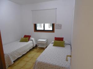 A bed or beds in a room at Apartamento Medanero FGF