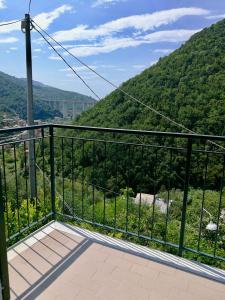 un balcone con vista su una montagna di B&B Quincas Berro d'Agua a Recco