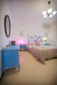 Un dormitorio con una cama azul y una mesa azul en La Casina de Micaela, en Perales del Puerto