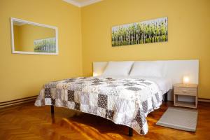een slaapkamer met een bed en een spiegel aan de muur bij Apartment Nena in Zadar