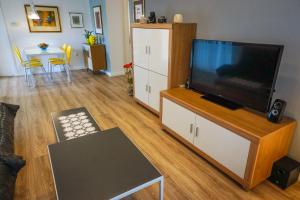 een woonkamer met een flatscreen-tv op een entertainmentcentrum bij Apartment Nena in Zadar