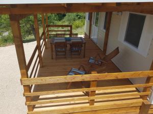 een veranda met een houten terras bij Kamp Lunga in Jezera