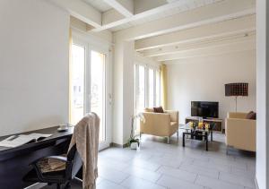 ein Wohnzimmer mit einem Sofa, einem Tisch und Stühlen in der Unterkunft Swiss Star District 11 - Self Check-In in Zürich