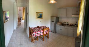 a kitchen with a table and a table and chairs at Filoxenia Kontogiannis in Lazaráta