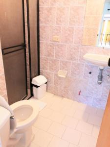 ein Bad mit einem WC und einem Waschbecken in der Unterkunft Hotel Tame Real in Tame