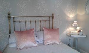 A bed or beds in a room at The Beehive Inn 