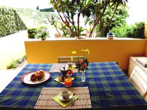 TresnuraghesにあるVeranda sulla Spiaggiaのクロワッサンと紅茶の朝食付きのテーブル